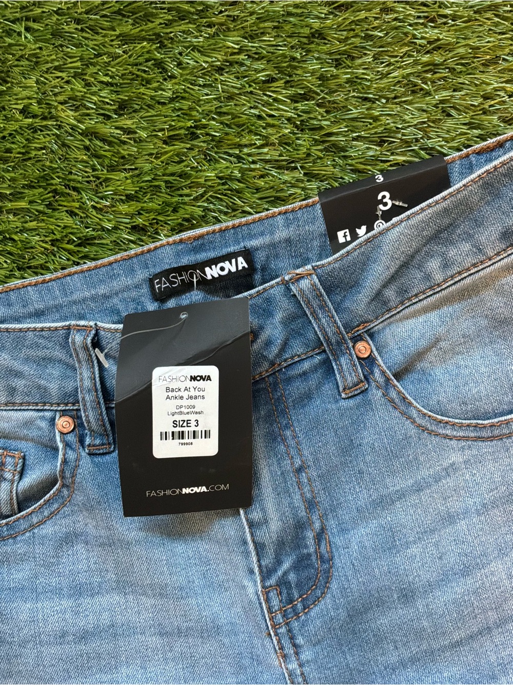 Fashion Nova Back At You Light Blue Wash Skinny Jeans Size 3 NWT - Picture 2 of 2